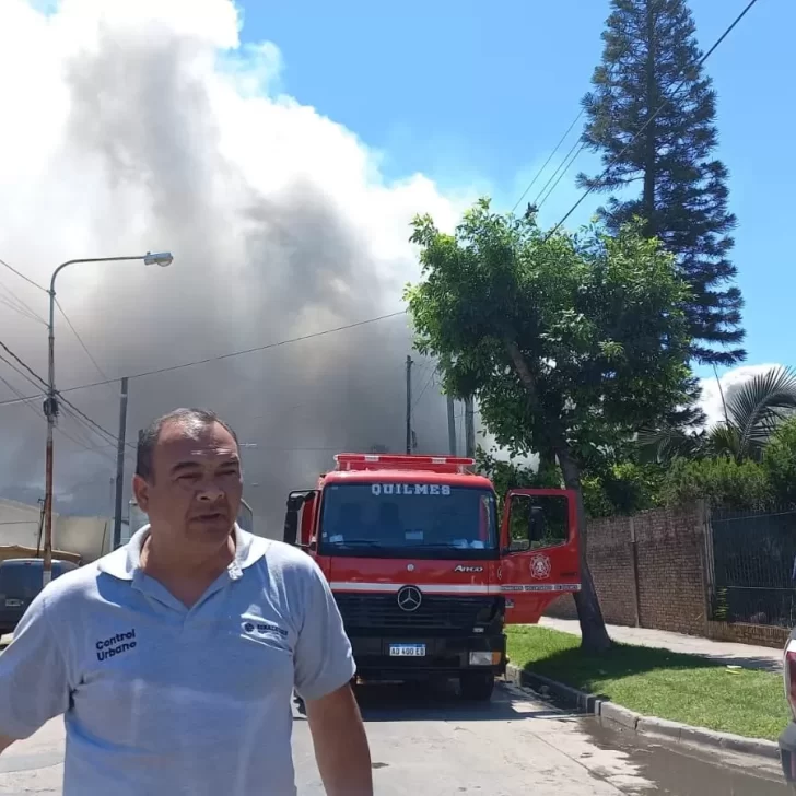Alerta por humo tóxico tras una incendio en una química de Berazategui
