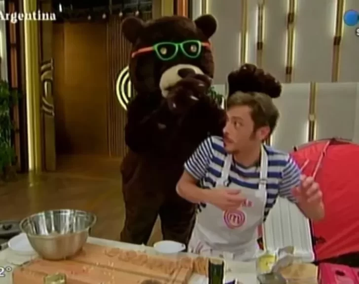 MasterChef Celebrity 3: Damián Betular se disfrazó de oso, asustó a Tomás Fonzi y explotaron los memes