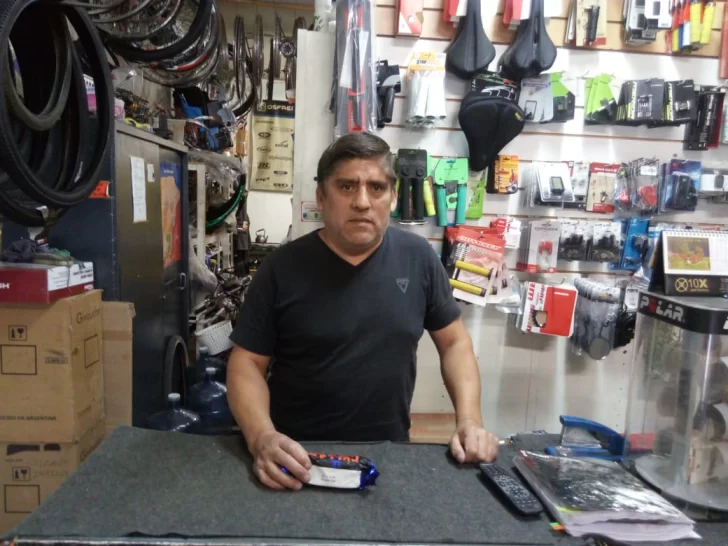 Es bicicletero y reabrió su local a puertas cerradas: “Es tiempo para arreglar ruedas”