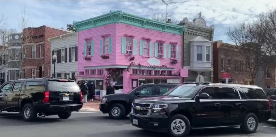 Joe Biden y su hijo Hunter eligieron bagel del restaurante de una argentina en su primer domingo como presidente