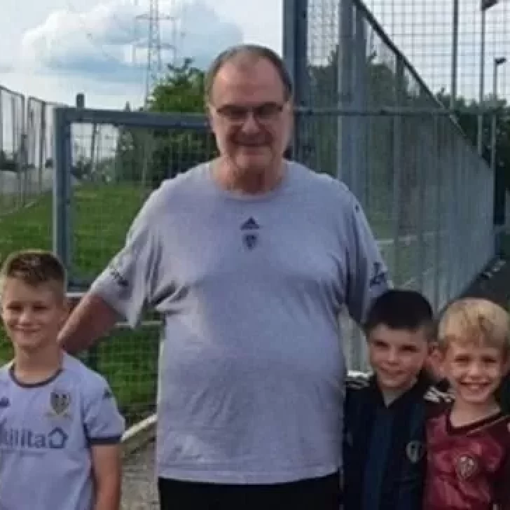 Marcelo Bielsa dirigió una práctica de fútbol infantil Marcelo Bielsa dirigió una práctica de fútbol infantil