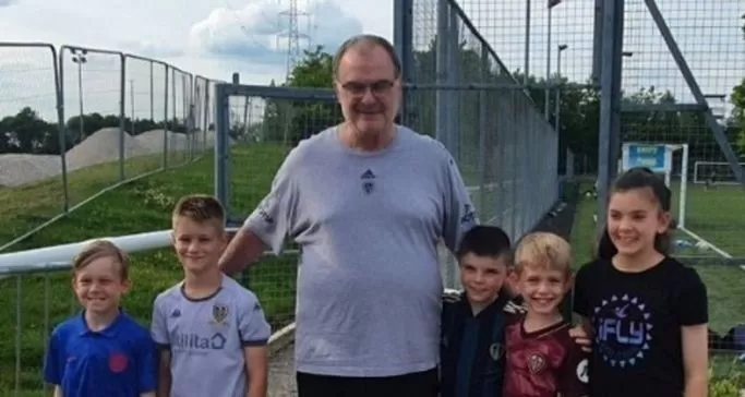 Marcelo Bielsa dirigió una práctica de fútbol infantil
