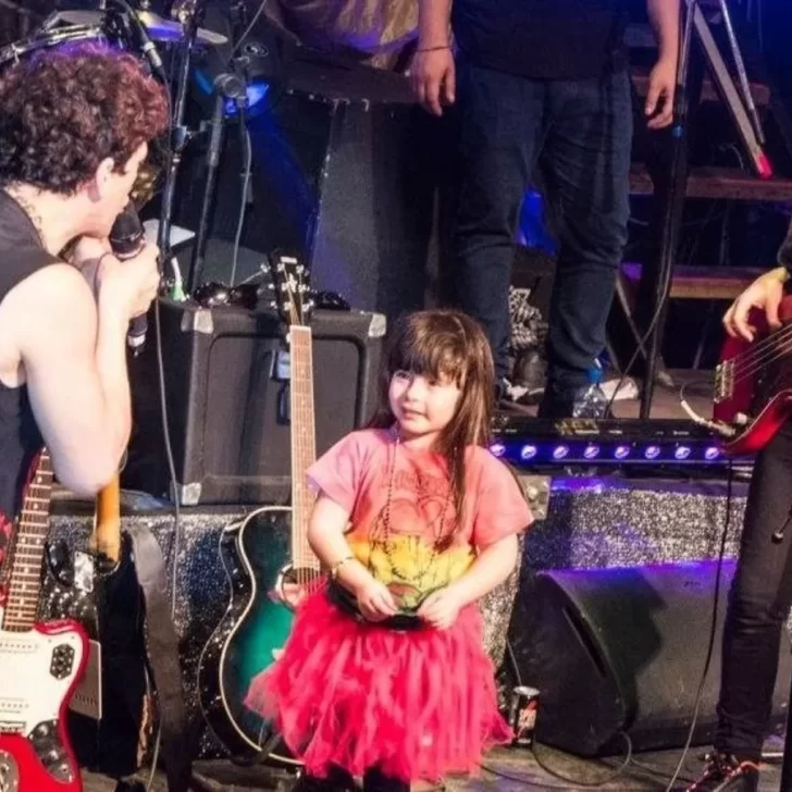 La hija de Pity Álvarez cantó un hit de “Intoxicados” y sorprendió a todos