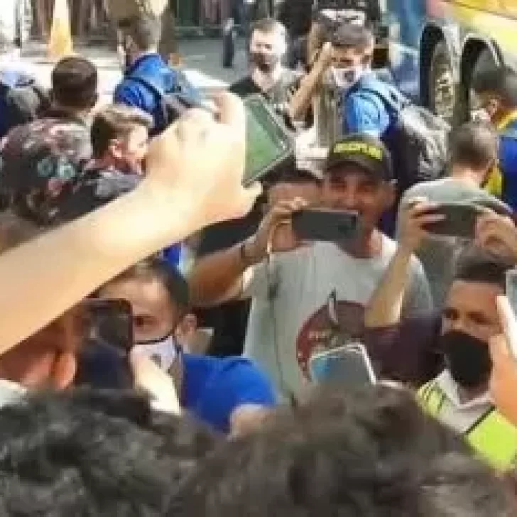 Furor en Mendoza por la llegada de Boca: hinchas recibieron al plantel en el hotel previo al choque con Argentinos Juniors