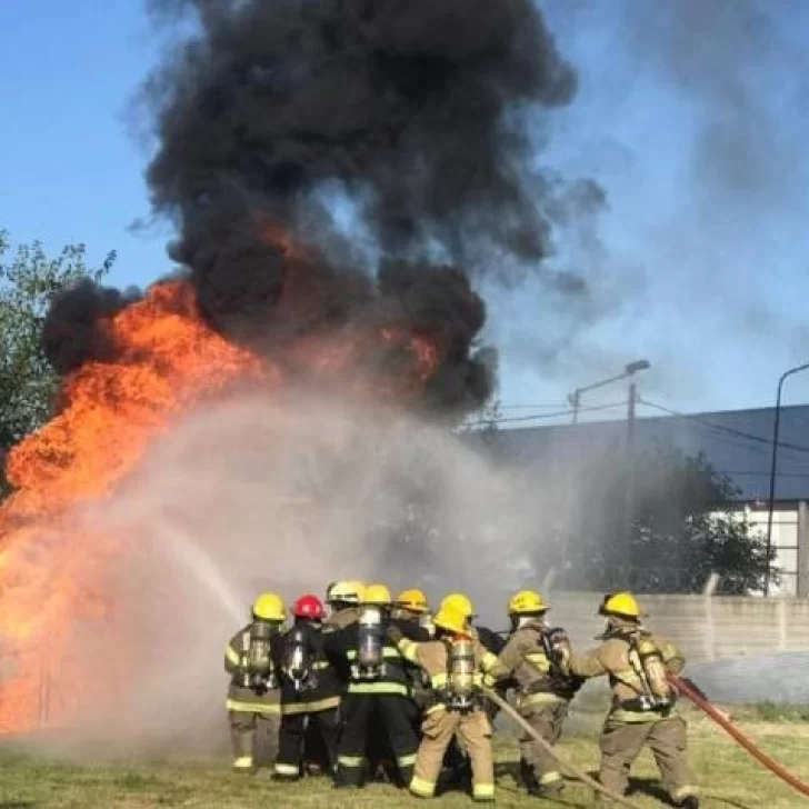 Bomberas voluntarias realizan por primera vez jornada específica de incendio y rescate