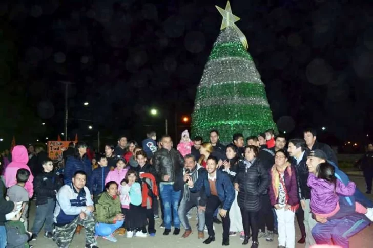Árbol de Navidad gigante hecho de material reciclado y a pulmón