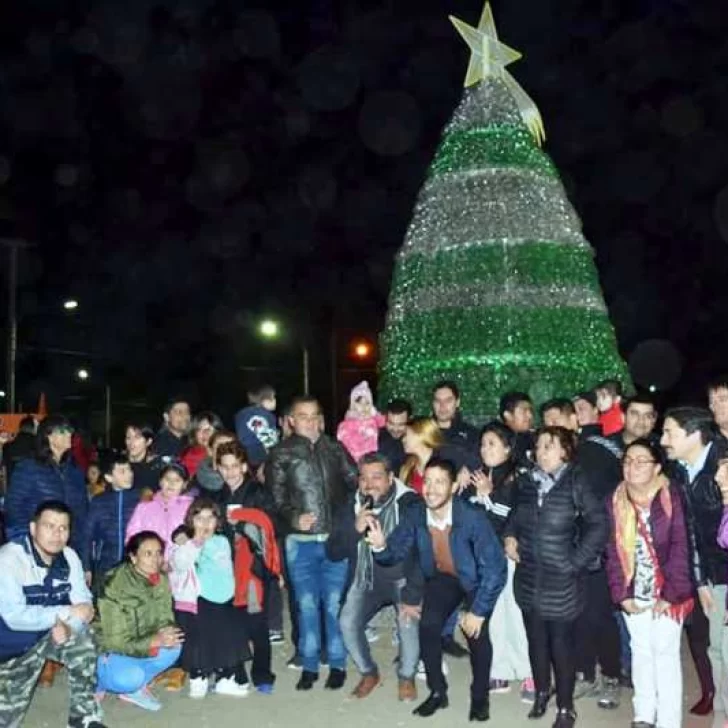 Árbol de Navidad gigante hecho de material reciclado y a pulmón
