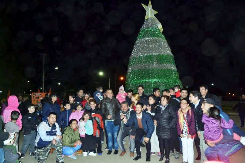 Árbol de Navidad gigante hecho de material reciclado y a pulmón