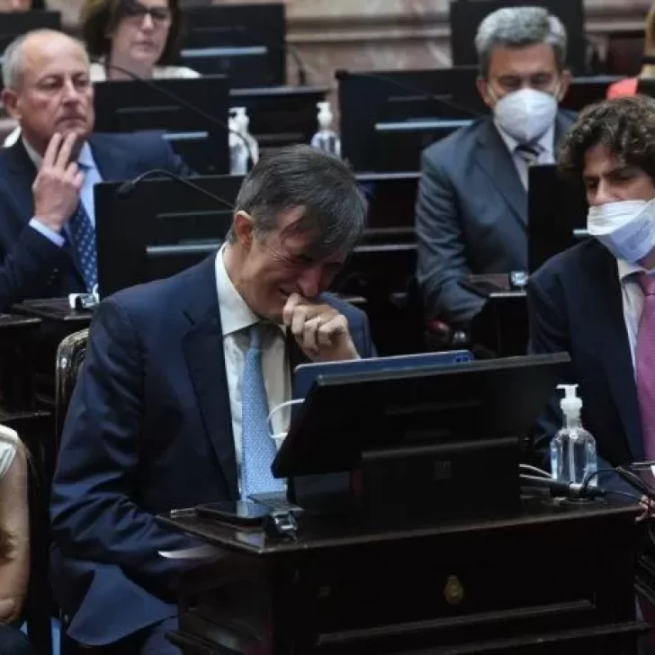 Esteban Bullrich renunció a su banca en el Senado y fue ovacionado por los legisladores Esteban Bullrich renunció a su banca en el Senado y fue ovacionado por los legisladores