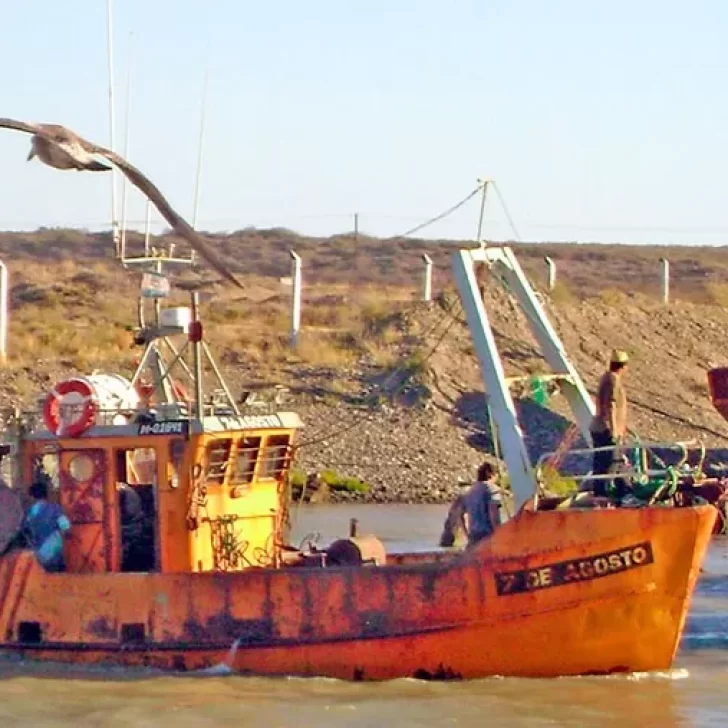 Video. Las últimas imágenes del buque pesquero que naufragó frente a las costas de San Antonio Oeste