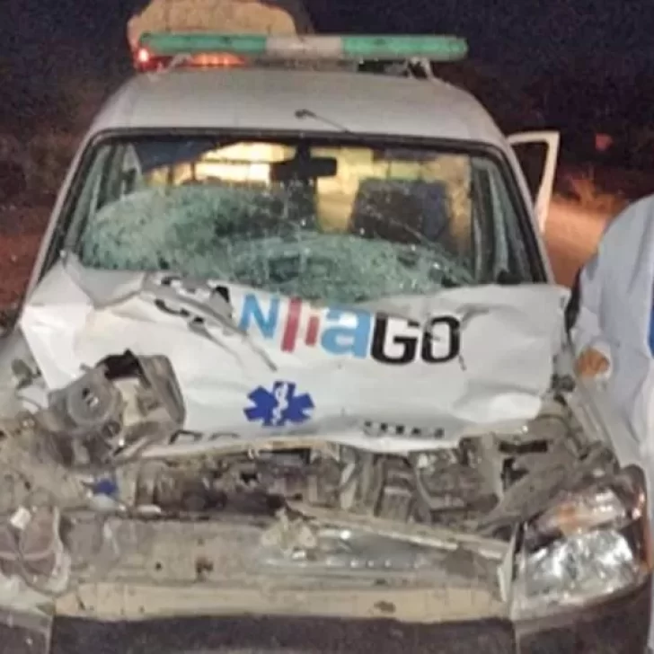 Fuerte choque entre ambulancia y burro: 4 heridos Fuerte choque entre ambulancia y burro: 4 heridos