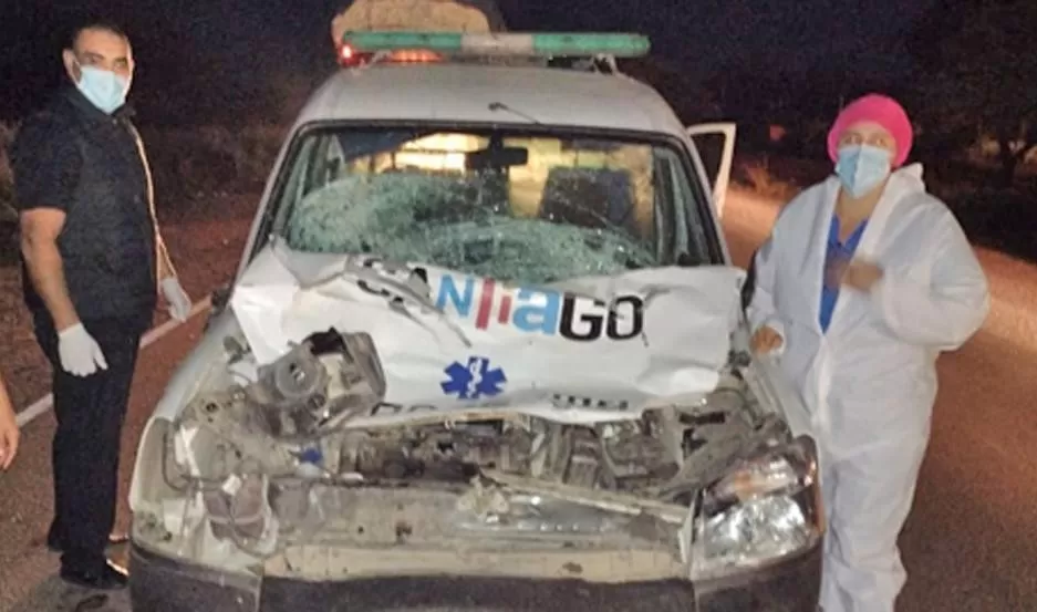 Fuerte choque entre ambulancia y burro: 4 heridos Fuerte choque entre ambulancia y burro: 4 heridos