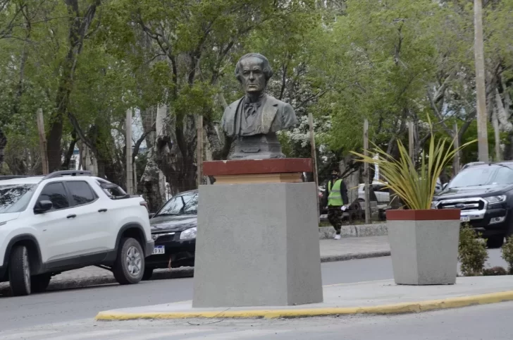 El busto de Alberdi volvió a su lugar en la Av. San Martín luego de ser restaurado El busto de Alberdi volvió a su lugar en la Av. San Martín luego de ser restaurado