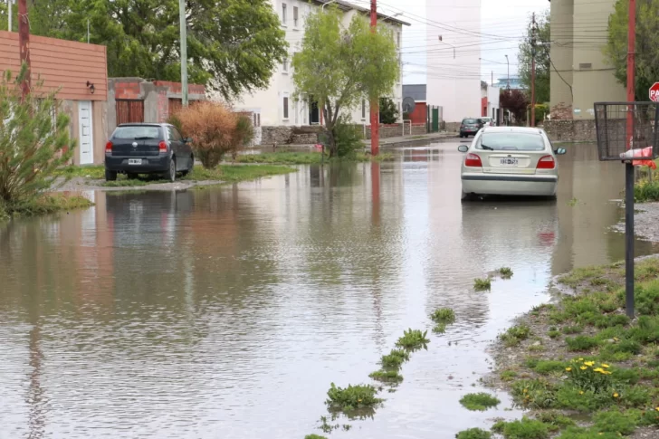 Cayeron 30 mm de lluvia en Río Gallegos y se inundaron las clásicas esquinas de la ciudad