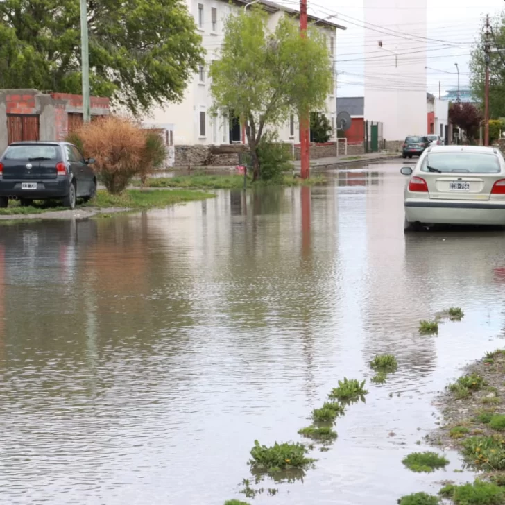 Cayeron 30 mm de lluvia en Río Gallegos y se inundaron las clásicas esquinas de la ciudad