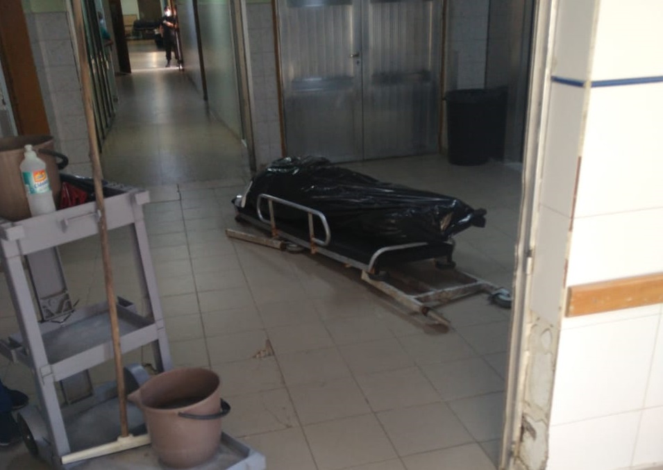 Video. Mal momento: trasladaban un paciente muerto por coronavirus y se les rompió la camilla Video. Mal momento: trasladaban un paciente muerto por coronavirus y se les rompió la camilla