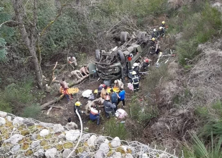 Volcó un camión del Ejército en Neuquén: hay al menos cuatro muertos y decenas de soldados heridos