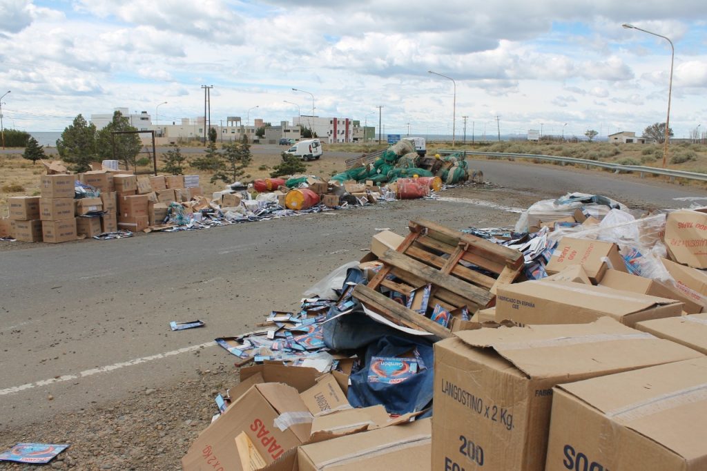 Perdió el control del camión y volcó su carga portuaria Perdió el control del camión y volcó su carga portuaria