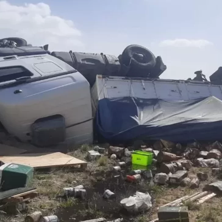Camionero que viajaba a Santa Cruz despistó, volcó y murió por los fuertes vientos en Chubut