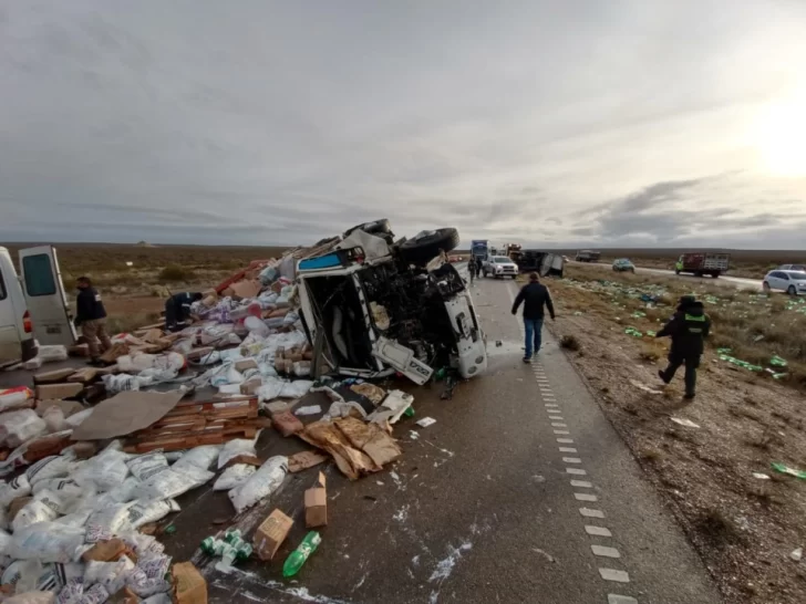 Impresionante choque y vuelco de dos camiones en Chubut