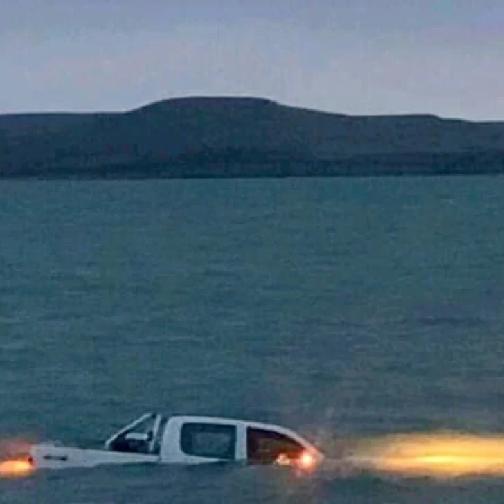 De carnada a cargada: fueron a pescar, se encajaron y su camioneta quedó sumergida en el agua