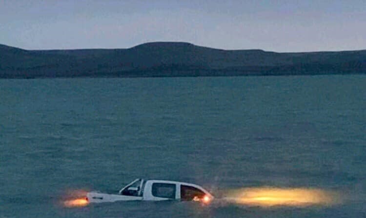 De carnada a cargada: fueron a pescar, se encajaron y su camioneta quedó sumergida en el agua