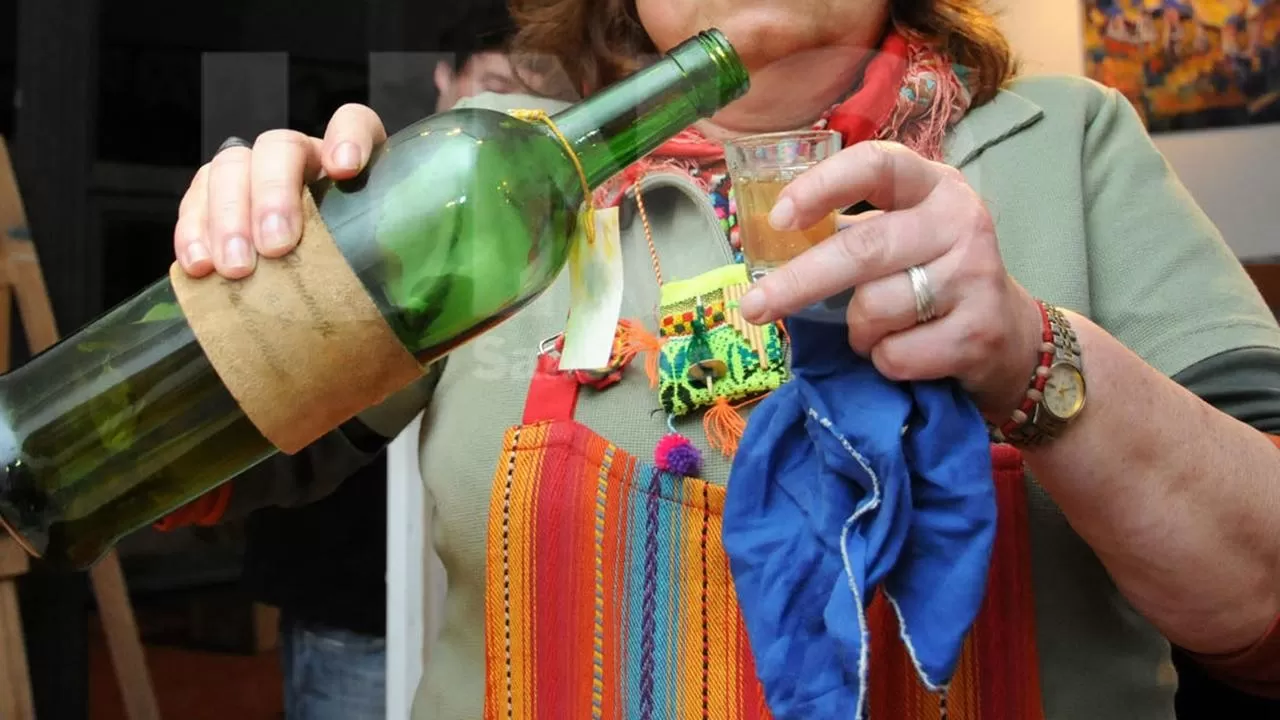  El trago amargo que se bebe en ayunas cada 1° de agosto tiene siglos de historia y raíces guaraníes