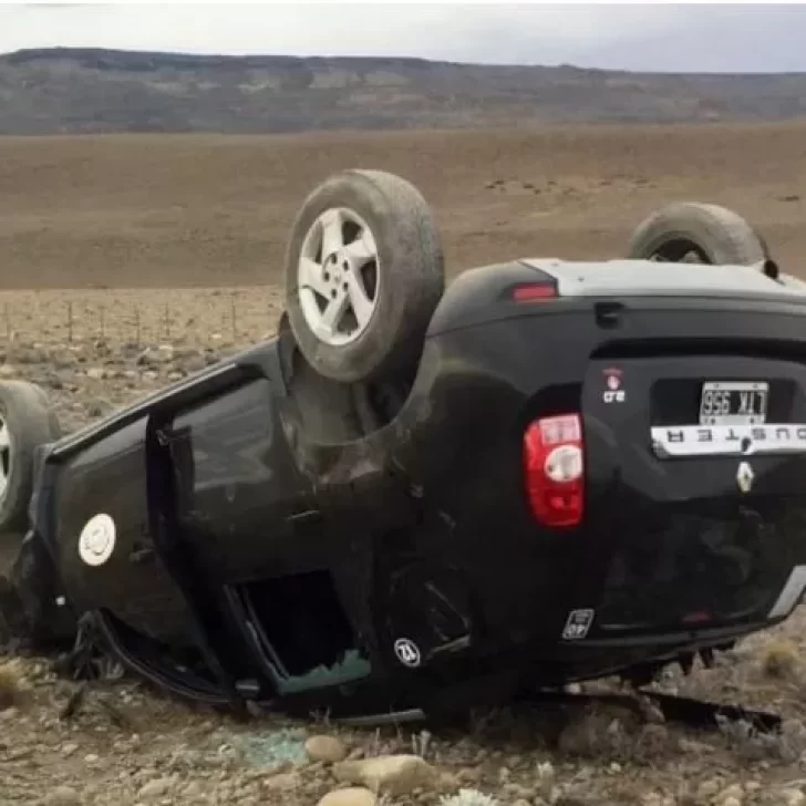 Violento vuelco de un remise que volvía de El Chaltén Violento vuelco de un remise que volvía de El Chaltén