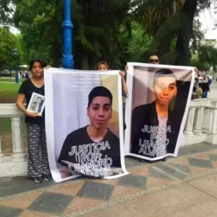 Familiares y seres queridos de Leandro Álvarez se manifestaron en Mendoza Familiares y seres queridos de Leandro Álvarez se manifestaron en Mendoza