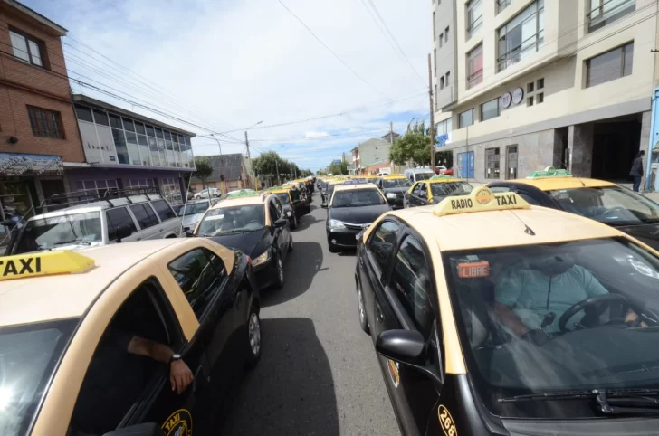 Video. Masivo reclamo de taxistas por “medidas arbitrarias” tomadas por Tránsito Municipal