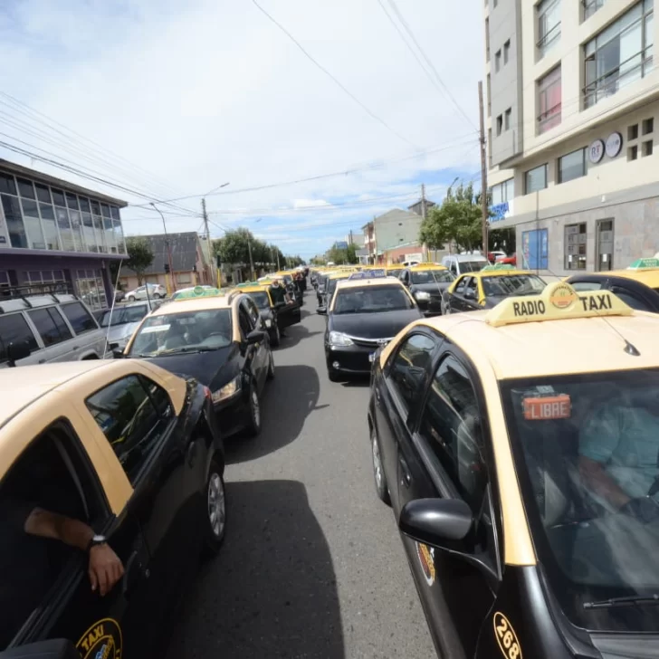 Video. Masivo reclamo de taxistas por “medidas arbitrarias” tomadas por Tránsito Municipal