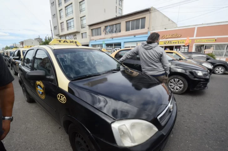 Taxistas y remiseros de Río Gallegos piden ser esenciales para poder ser vacunados