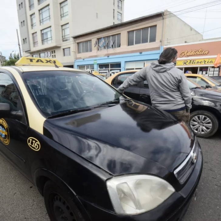 Taxistas y remiseros de Río Gallegos piden ser esenciales para poder ser vacunados