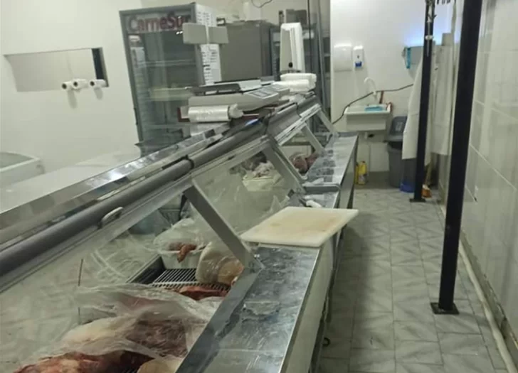 Chorizos, milanesas, pollo y la plata de la caja: es la tercer robo que sufre la misma carnicería