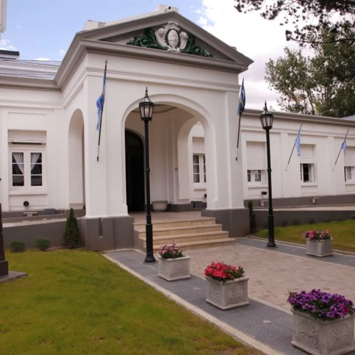 El Gobierno de Santa Cruz decretó 20% de aumento para la Administración Pública El Gobierno de Santa Cruz decretó 20% de aumento para la Administración Pública