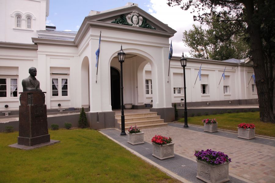 El Gobierno de Santa Cruz decretó 20% de aumento para la Administración Pública El Gobierno de Santa Cruz decretó 20% de aumento para la Administración Pública