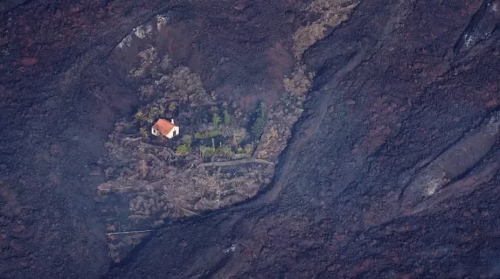 Fotos. El misterio de la “casa milagrosa” que no fue alcanzada por la lava del volcán de La Palma