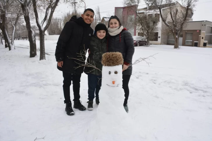 La intensa nevada permitió que los vecinos se luzcan con los muñecos de nieve