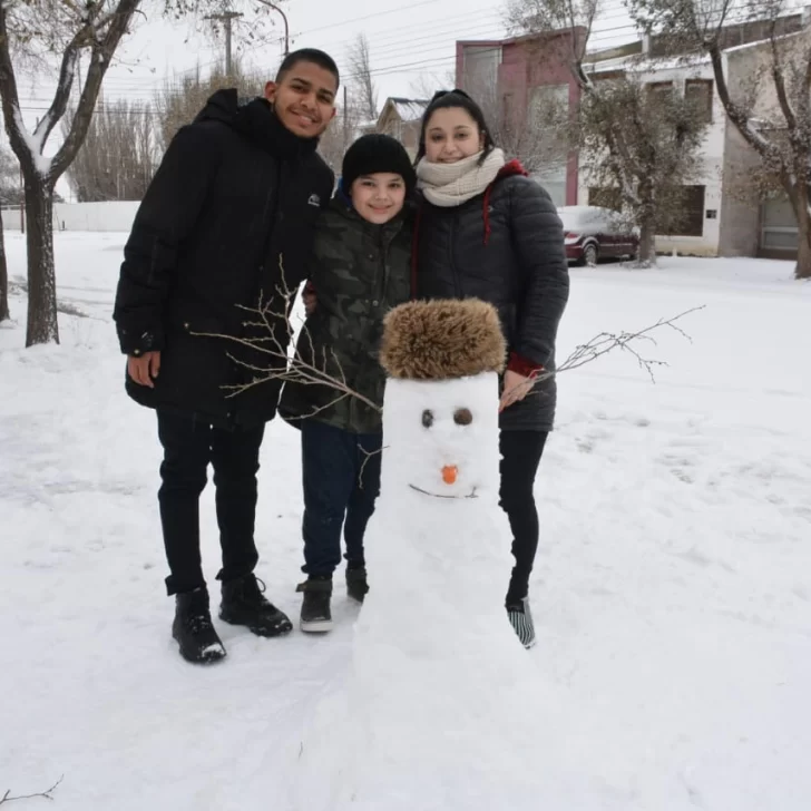 La intensa nevada permitió que los vecinos se luzcan con los muñecos de nieve