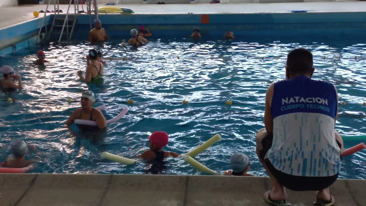 ¡Todos al agua! Aún quedan lugares disponibles en el Natatorio Municipal de Caleta Olivia
