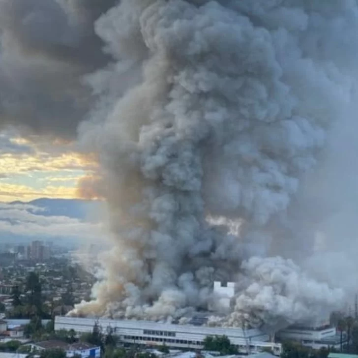 Impactante incendio en el sector pediátrico de un hospital de Santiago de Chile