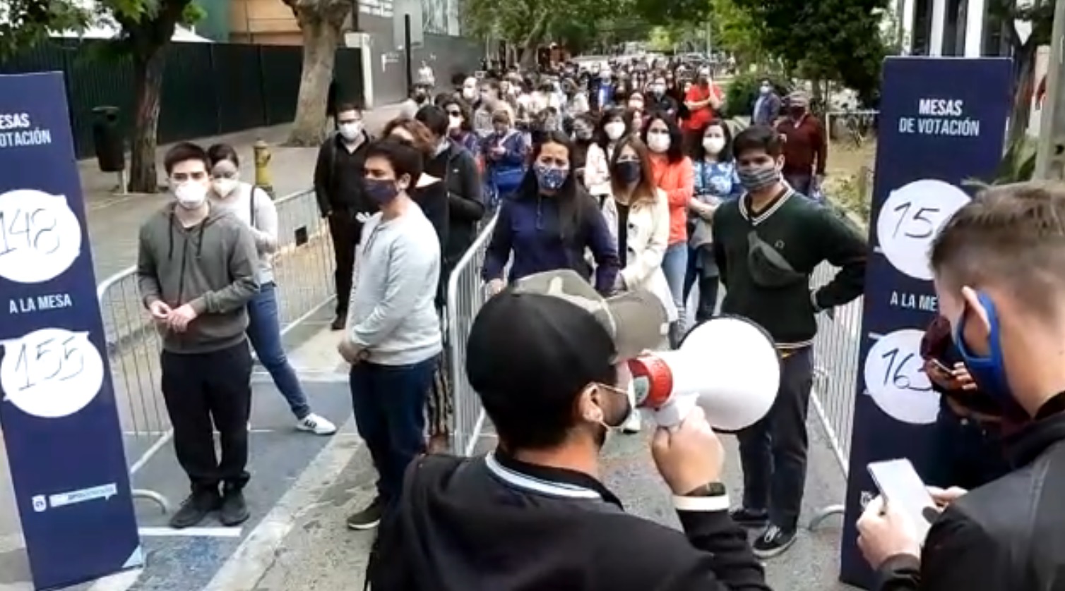 Chile se vuelca a las urnas para cambiar la actual Constitución Chile se vuelca a las urnas para cambiar la actual Constitución