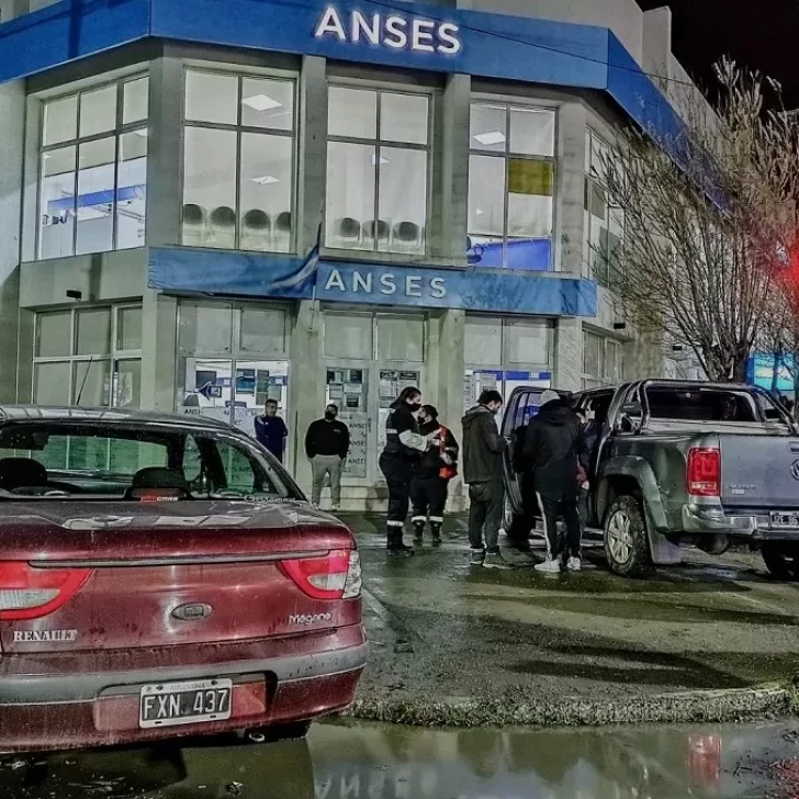 Una camioneta casi se estrella contra la sede de ANSES