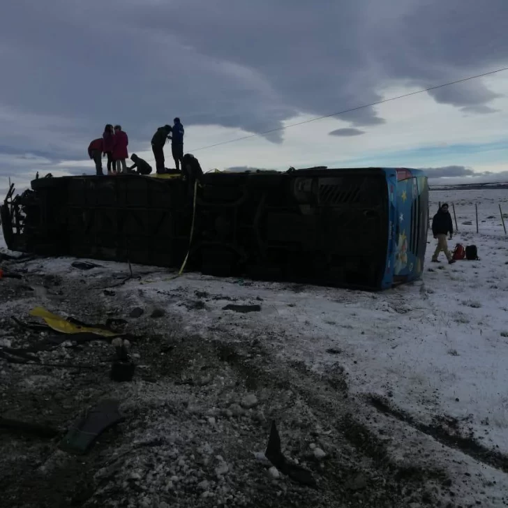 Accidente fatal: Un camión y un colectivo chocaron entre Punta Arenas y Puerto Natales Accidente fatal: Un camión y un colectivo chocaron entre Punta Arenas y Puerto Natales