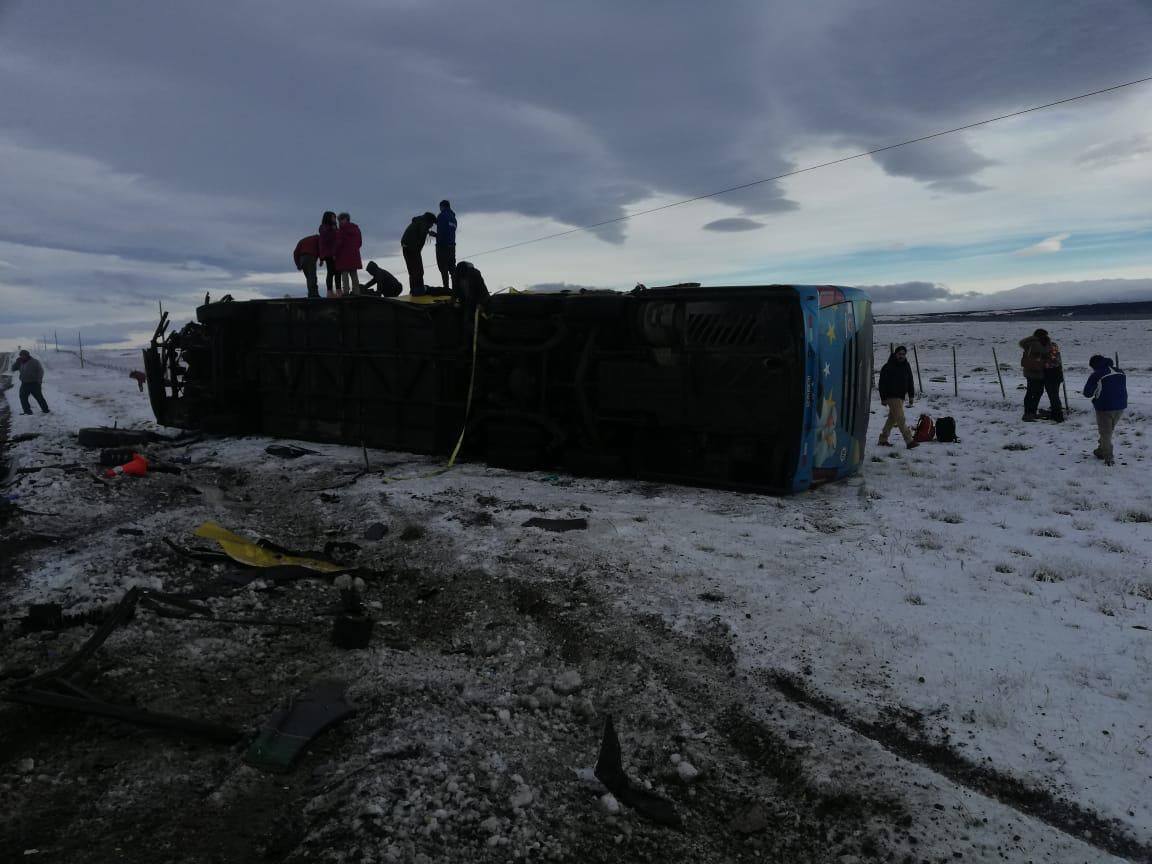 Accidente fatal: Un camión y un colectivo chocaron entre Punta Arenas y Puerto Natales Accidente fatal: Un camión y un colectivo chocaron entre Punta Arenas y Puerto Natales