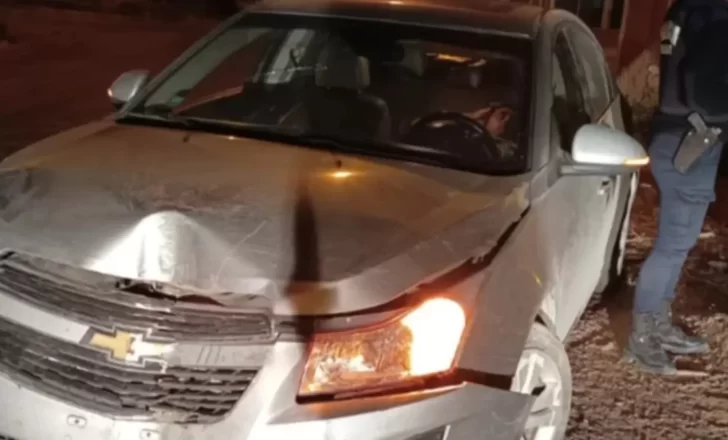 Manejaba borracho, chocó contra un poste de luz y se quedó dormido | La ...