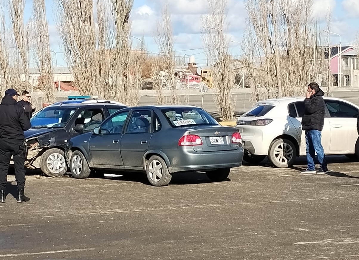 Fuerte choque en el estacionamiento de un reconocido supermercado de Río Gallegos