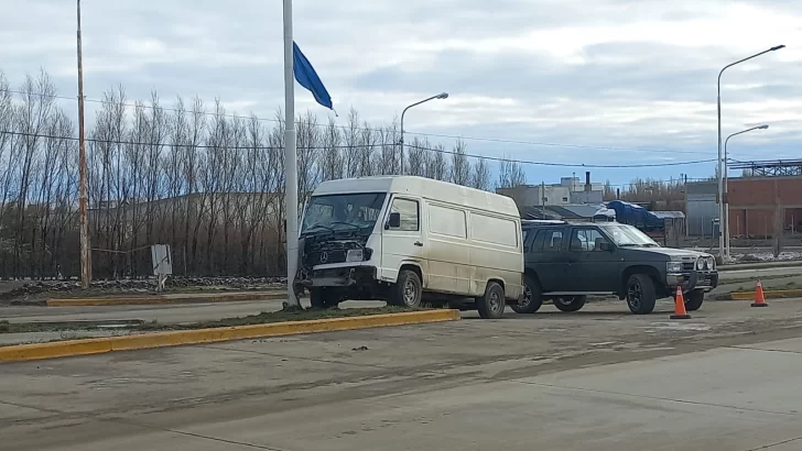Una furgoneta colisionó contra un poste de luz en la avenida Asturias