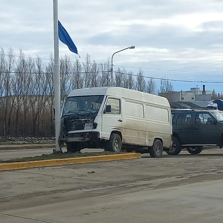 Una furgoneta colisionó contra un poste de luz en la avenida Asturias