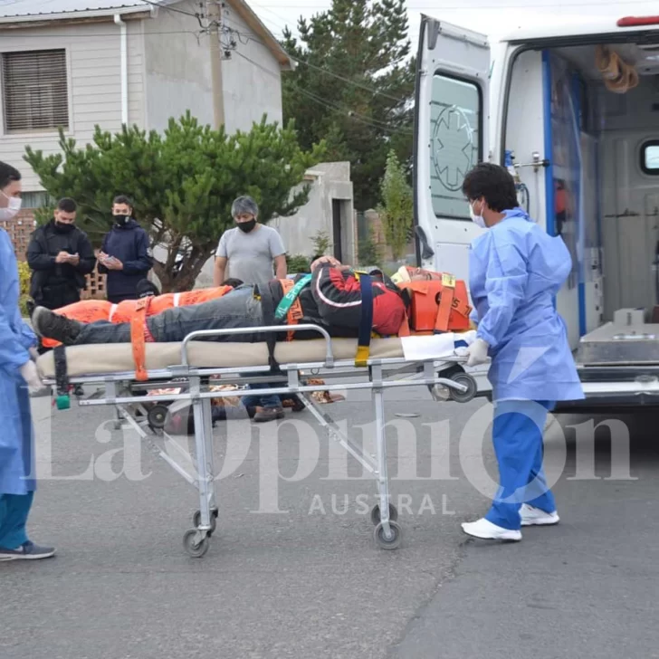 Un motociclista y su hija hospitalizados en grave accidente vial: impactaron contra un auto